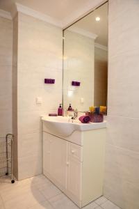 a bathroom with a sink and a mirror at Apartamento Infante in Funchal