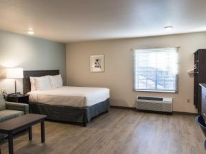 מיטה או מיטות בחדר ב-WoodSpring Suites Broken Arrow