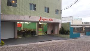 マカエにあるBonjour Hotelの看板が目印の緑の建物