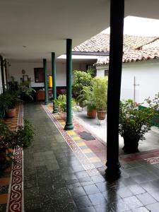 a courtyard with potted plants in a building at Residencias Escorial in Palmira
