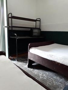 帕尔米拉Residencias Escorial的一间有两张床和一台电视的房间