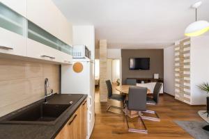 eine Küche und ein Esszimmer mit einem Tisch und Stühlen in der Unterkunft Apartment Simoni ZD in Zadar