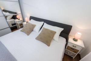 Postel nebo postele na pokoji v ubytování Apartment Simoni ZD
