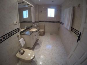 Kúpeľňa v ubytovaní Roc Beach Villa