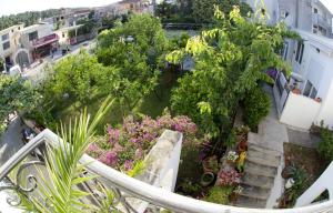 een luchtzicht op een tuin met bloemen en planten bij Apartments SoleMar2 in Sutomore