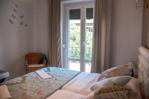 リスボンにあるLuna Apartmentのベッドルーム1室(窓の前にベッド1台付)