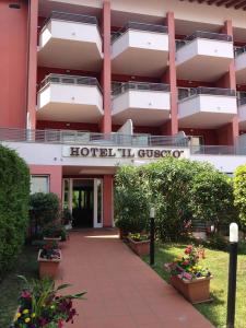 a building with a hotel in gu questionico at Hotel Il Guscio in Grado