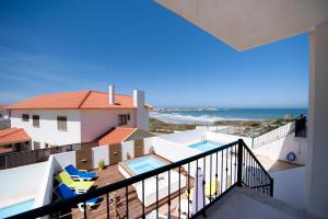 vistas al océano desde el balcón de una casa en Baleal Beach Holiday Villa, en Baleal