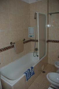 Un baño con bañera y WC. en Terraço e Mar, en Alvor