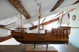 drewniana łódź wystawiona w muzeum w obiekcie Bellavista Attic Apartment w mieście Izola