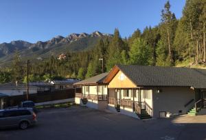 um edifício com um carro estacionado num parque de estacionamento em Celadon Lodge em Radium Hot Springs