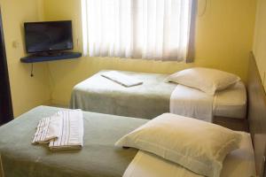 Postel nebo postele na pokoji v ubytování Hotel Dois Irmãos