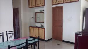 Kuchyň nebo kuchyňský kout v ubytování Roshini Serviced Apartments