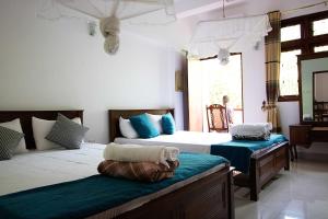 En eller flere senge i et værelse på Hanthana Jungle View Holiday Home