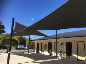 ein Gebäude mit einem schwarzen Baldachin davor in der Unterkunft Balranald Club Motel in Balranald