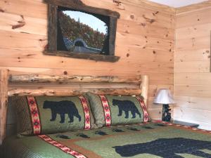 1 dormitorio con cama y espejo en la pared en Downtown Gatlinburg Apartment, en Gatlinburg