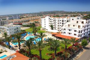 普羅塔拉斯的住宿－海鷗公寓式酒店，享有度假村的空中景致,设有游泳池和棕榈树