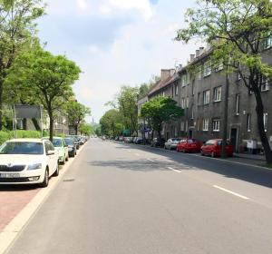 een straat met auto's aan de kant van de weg bij Apartament Joanna parter blisko Rynku, Onkologii i strefy ekonomicznej in Gliwice