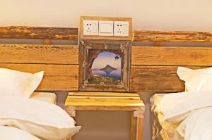 Postel nebo postele na pokoji v ubytování Lijiang Adventure Inn