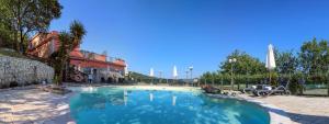 une piscine au milieu d'une cour dans l'établissement Hotel Prestige, à Sorrente