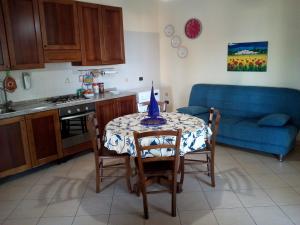 マルサラにあるCasaMare Giovannaのキッチン(テーブル、青いソファ付)