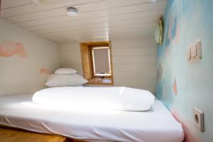 カールスルーエにあるKubler Starsの小さな部屋のベッド1台が備わるベッドルーム1室
