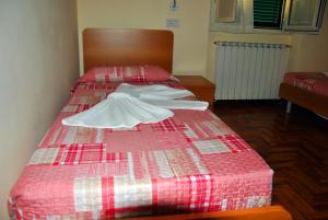 Łóżko lub łóżka w pokoju w obiekcie Casa per Ferie Beato Rosaz