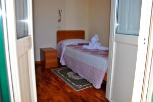 ローマにあるCasa per Ferie Beato Rosazの小さなベッドルーム(ベッド1台、ナイトスタンド付)