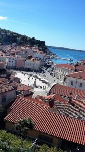 vistas a una ciudad con edificios y tejados en Apartma Mery, en Piran