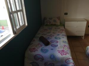 ベシンダリオにあるka Sánchez vecindarioの小さなベッドルーム(ベッドカバー付)