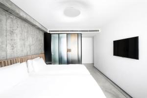 Una cama o camas en una habitación de TUVE Hotel
