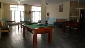 - un salon avec un billard et un canapé dans l'établissement Hotel Pelicano, à Ilhabela