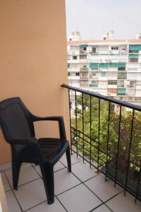 czarne krzesło siedzące na balkonie budynku w obiekcie Apartment Svetlana 2 w Alicante