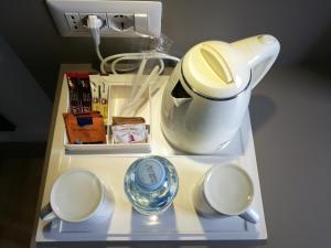 Utensilios para hacer té y café en Hotel Martini