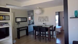 a kitchen and living room with a table and chairs at Val Roya Terrasse, Penthouse avec terrasse panoramique au cœur de Nice, Quartier des Musiciens in Nice