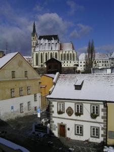 チェスキー・クルムロフにあるペンション U ソウドゥの教会と建物のある街並み