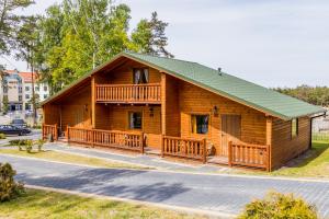 Cabaña de madera con porche y terraza en Morska Osada domki blisko morza, en Krynica Morska