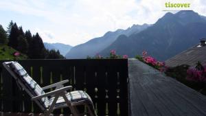 Vista generica sulle montagne o vista sulle montagne dall'interno dell'agriturismo