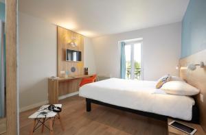 Postel nebo postele na pokoji v ubytování Hôtel Baudouin