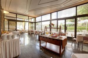 Reštaurácia alebo iné gastronomické zariadenie v ubytovaní Hotel Beau Rivage