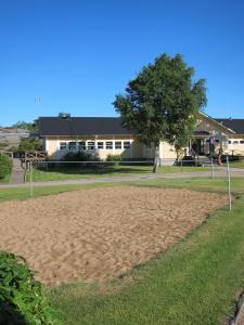 un terrain de sable devant une maison dans l'établissement Källviken Semesterby, à Strömstad