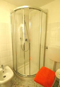 ヴェルナッツァにあるChiostroのバスルーム(シャワー、トイレ、シンク付)