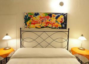 ヴェルナッツァにあるChiostroのベッドルーム1室(壁に絵画が描かれたベッド1台付)