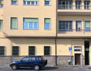 a blue car parked in front of a building at B&B Loft Padova in Padova