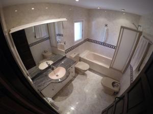 Kúpeľňa v ubytovaní Roc Beach Villa