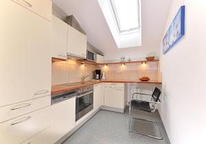 A kitchen or kitchenette at Ferienwohnungen Tiroler Alpenhof