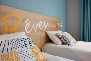 Postel nebo postele na pokoji v ubytování Hôtel Baudouin