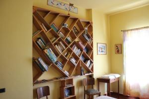 pokój z półką z książkami w obiekcie Bio Agriturismo Podere Pretoia w mieście San Gimignano