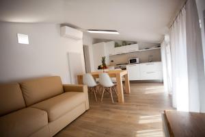 a living room with a couch and a table at Casa di Lucia in Chioggia