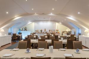 a dining room with tables and chairs and an archway at Royal Hotel in Cosenza